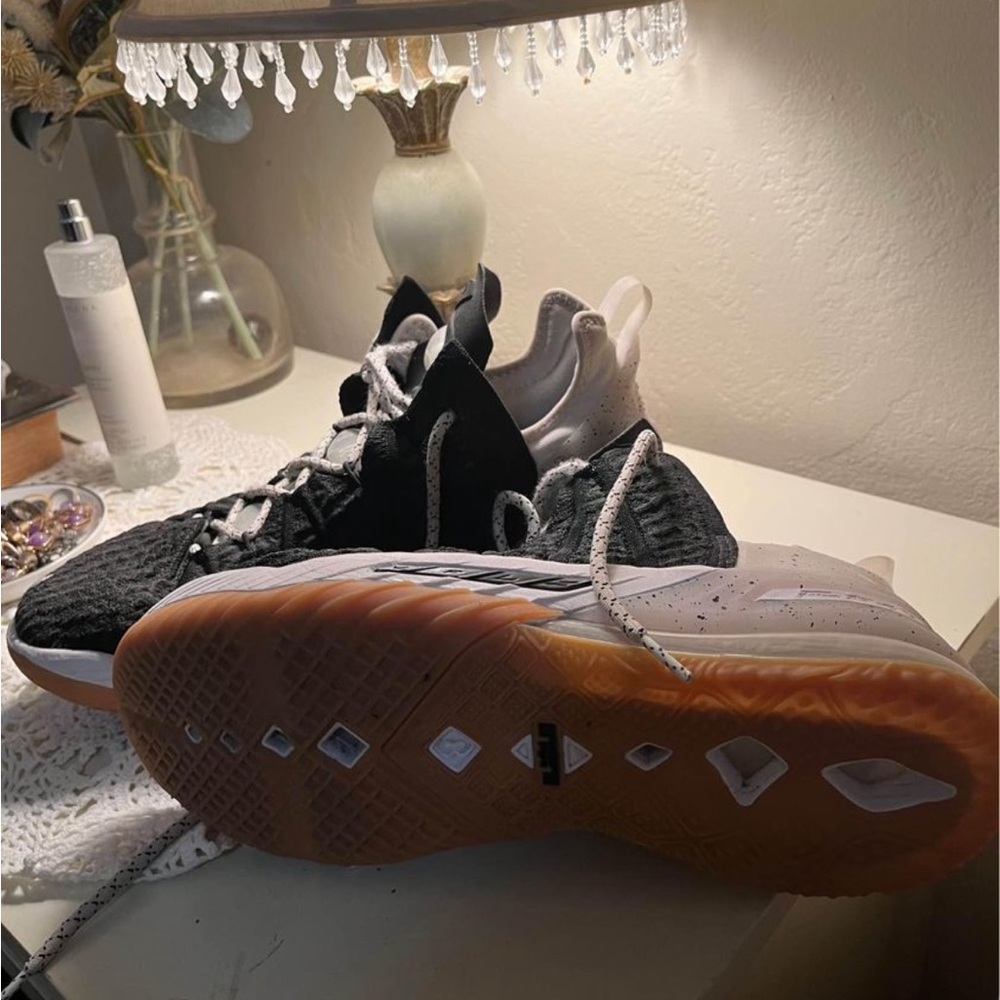 Basketball shoes
